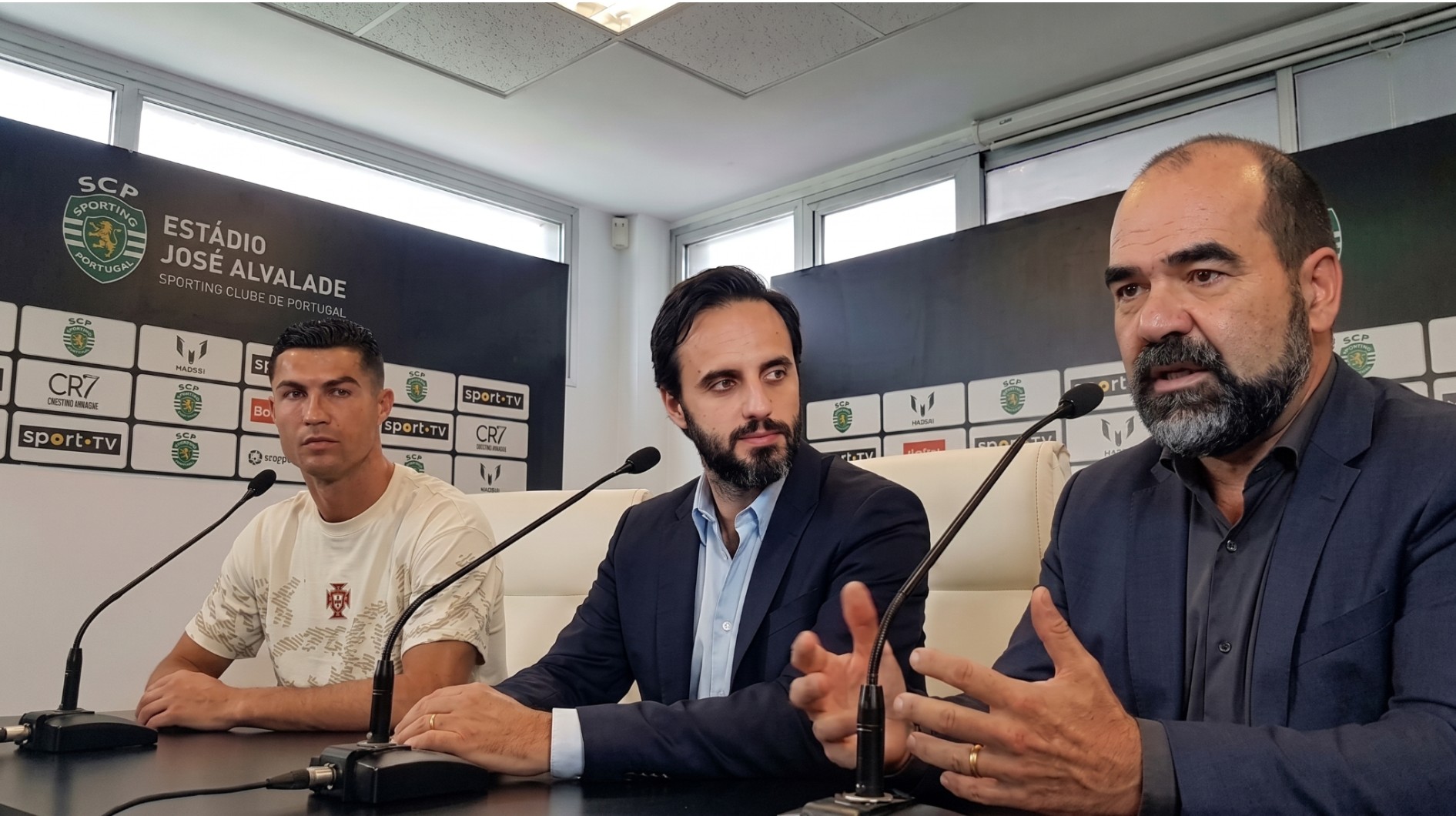 Ronaldo, José Neves e Daniel Oliveira na sala de imprensa do Estádio da Luz